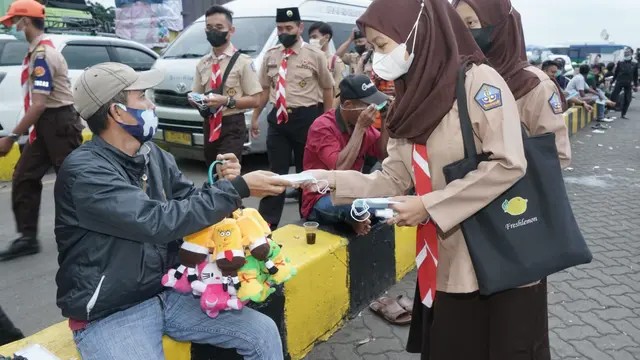 Anggota Pramuka Ramai-Ramai Bantu Para Pemudik Lebaran di Berbagai Daerah