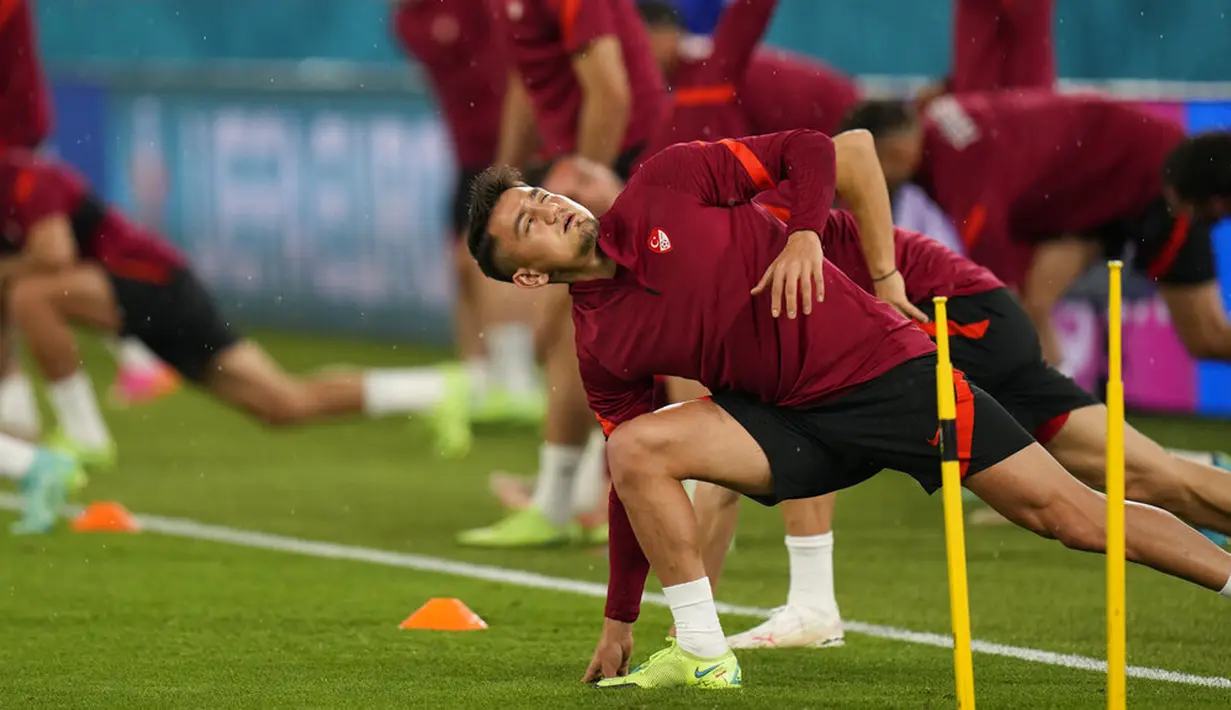 Pemain Turki Cengiz Under melakukan peregangan saat sesi latihan jelang melawan Italia pada pertandingan sepak bola grup A Euro 2020 di Olympic Stadium, Roma, Italia, Kamis (10/6/2021). Turki akan melawan Italia pada 11 Juni 2021 waktu setempat. (AP Photo/Alessandra Tarantino)