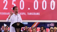 Presiden Jokowi memberikan sambutan pada acara Pelepasan Kontainer Ekspor Mayora ke-250.000 ke Filipina di pabrik Mayora di Cikupa Tangerang, Senin (18/2). PT. Mayora Indah telah mengekspor lebih dari 100 negara. (Liputan6.com/Fery Pradolo)