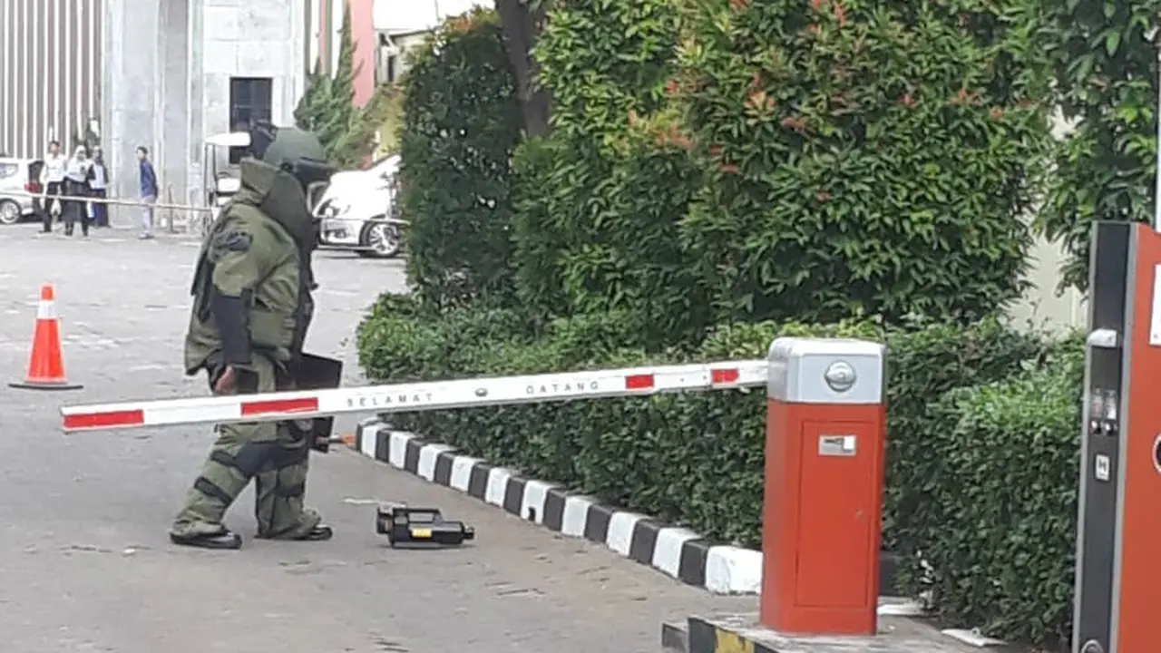 Anggota Gegana mengecek benda mencurigakan di kampus UIN, Jakarta