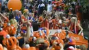 Para pemain timnas putri Belanda menyapa suporter saat merayakan keberhasilan meraih trofi Piala Eropa Wanita 2017 di Sungai Utrecht, (7/8/2017). (AFP/John Thys)