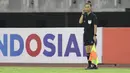 Pada laga perdana Grup F Kualifikasi Piala Asia U-20 2023 antara Vietnam melawan Hong Kong ia juga bertugas bersama dua wasit wanita asal Korsel, Oh Hyeon-jeong dan Park Mi-suk. (Bola.com/Ikhwan Yanuar)
