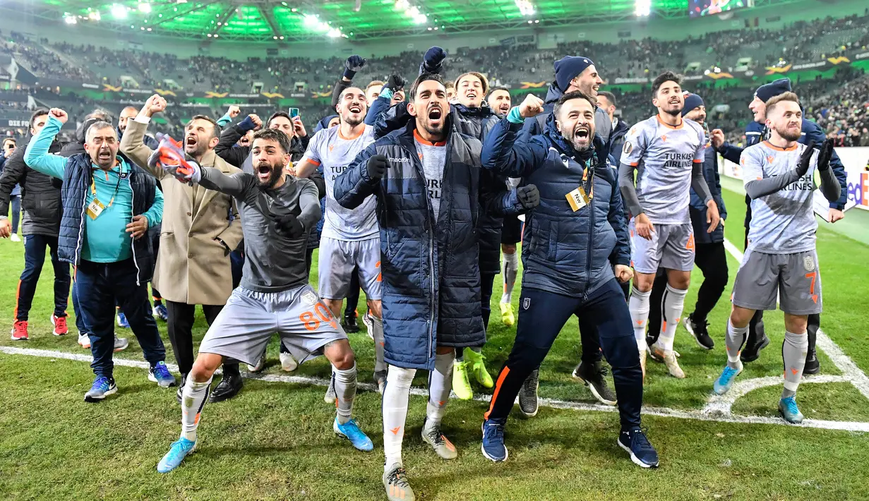 Tim Istanbul Basaksehir merayakan kemenangan atas Borussia Moenchengladbach pada laga Grup J Liga Europa di Moenchengladbach, Jerman, Kamis (12/12/2019). Moenchengladbach gagal ke fase gugur setelah kalah 1-2 dari Basaksehir. (AP Photo/Martin Meissner)