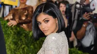 Seperti yang sudah diketahui, Kylie Jenner sendiri tak pernah mengumumkan secara resmi mengenai kehamilannya. (Yahoo Finance)