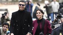 Georgina Rodriguez mendampingi Cristiano Ronaldo usai sidang terkait pajak di Madrid pada Januari 2019. (AFP/Pierre-Philippe Marcou)