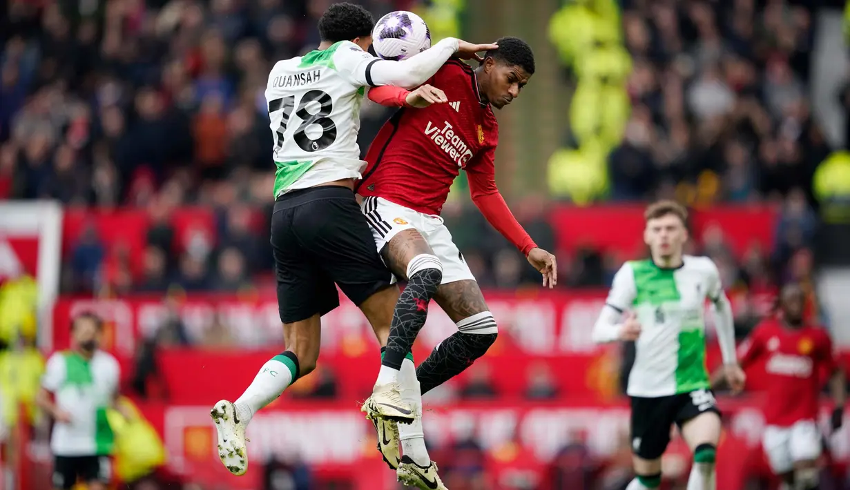 Kedua tim saling bergantian memimpin laga yang berlangsung di Stadion Old Trafford. (AP Photo/Dave Thompson)