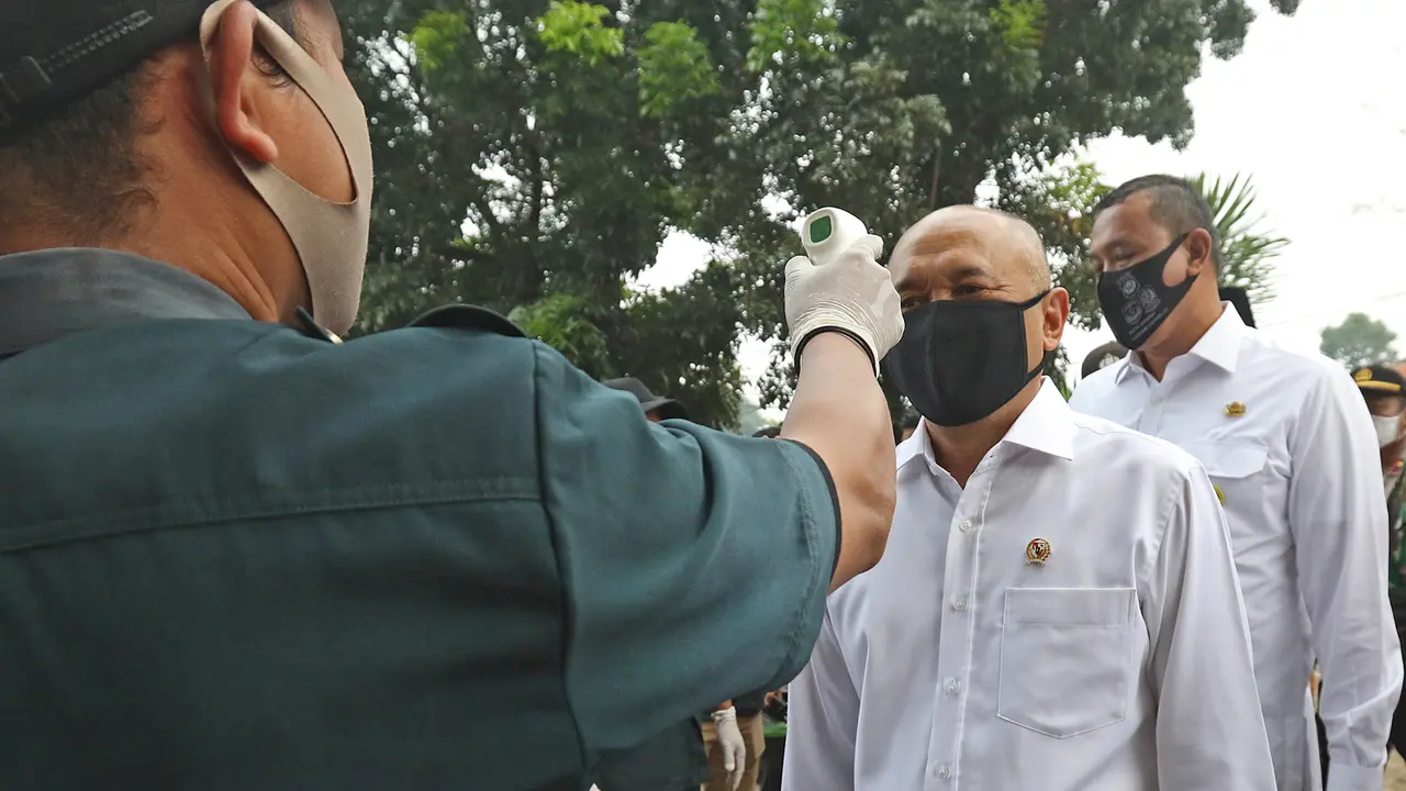 FOTO: Menteri Teten Tinjau Restrukturisasi Pinjaman di Pasar Kranggan