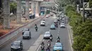 Sejumlah kendaraan melintas di Jalan HR Rasuna Said, Jakarta, Selasa (4/9). Pemprov DKI bakal menerapkan kawasan ganjil-genap selama 15 jam yang akan menjadi tempat lintas Electronic Road Princing(ERP) atau jalan berbayar. (Liputan6.com/Faizal Fanani)