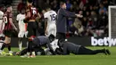 Pada menit 59, bek sentral 29 tahun asal Wales dan kapten Luton, Tom Lockyer, tiba-tiba kolaps. (Steven Paston/PA via AP)