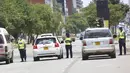 Polisi menghentikan pengendara di jalanan Harare, Zimbabwe, Selasa (5/1/2021). Menanggapi meningkatnya infeksi COVID-19, Zimbabwe telah memberlakukan kembali jam malam, melarang pertemuan publik, dan menangguhkan pembukaan sekolah tanpa batas waktu. (AP Photo/Tsvangirayi Mukwazhi)