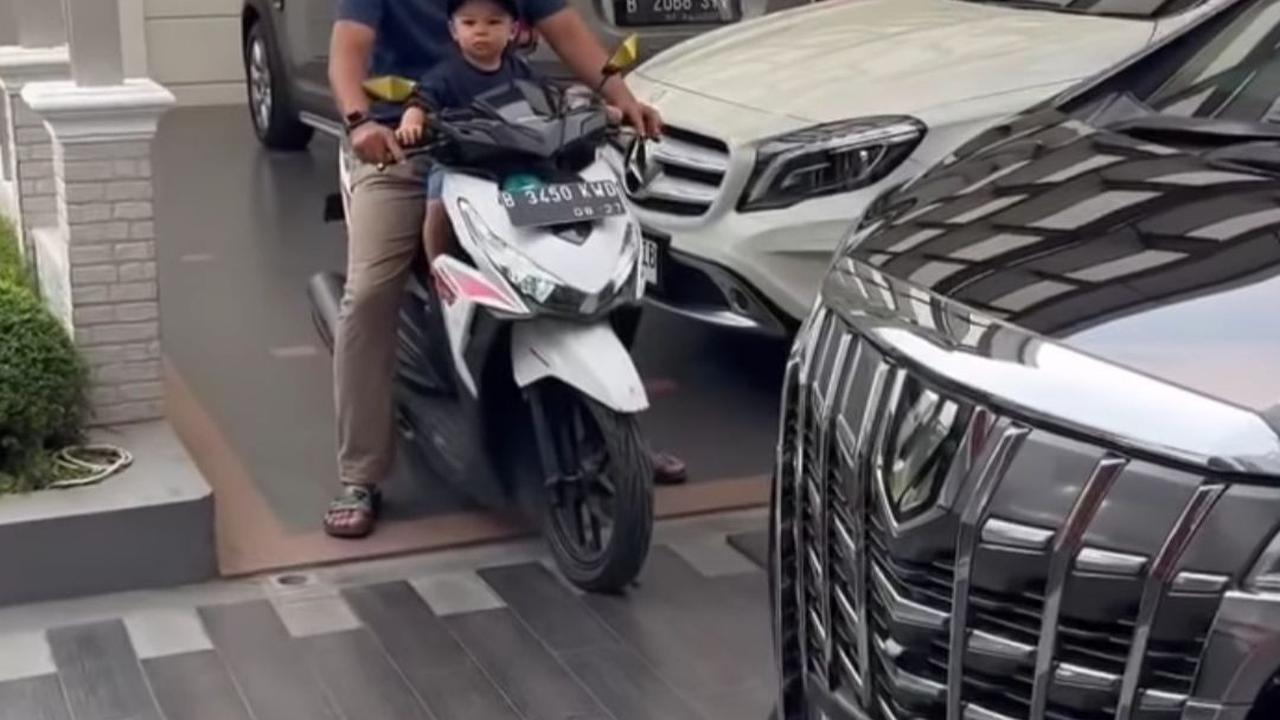 Momen Anak Nikita Willy Dibonceng Motor, Garasi Rumahnya Bikin Salfok Penuh Mobil Mahal 'Itu Rumah Apa Showroom