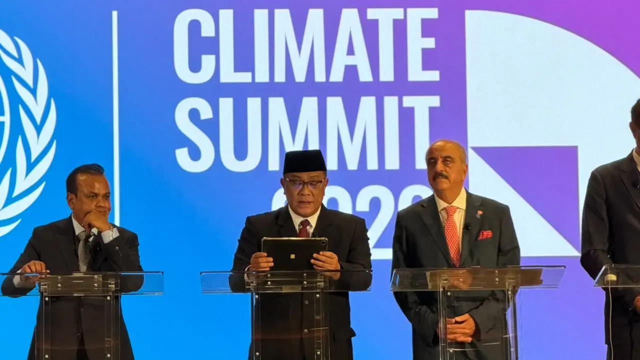 Menteri Lingkungan Hidup/Kepala Badan Pengendalian Lingkungan Hidup (KLH/BPLH) Moh Jumhur Hidayat.