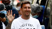 Lionel Messi tiba di Hotel Monceau, Paris, Prancis, Selasa, 10 Agustus 2021, saat akan menandatangani kontrak awal dua tahun dengan Paris Saint-Germain setelah kepergiannya dari klub masa kecilnya Barcelona. (Sameer Al-DOUMY / AFP)