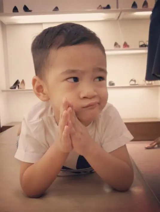 Berbagai pose Rafathar Malik Ahmad saat di foto memang selalu menggemaskan. Tak heran jika dirinya memiliki banyak penggemar walaupun masih anak-anak. (Instagram/raffinagita1717)