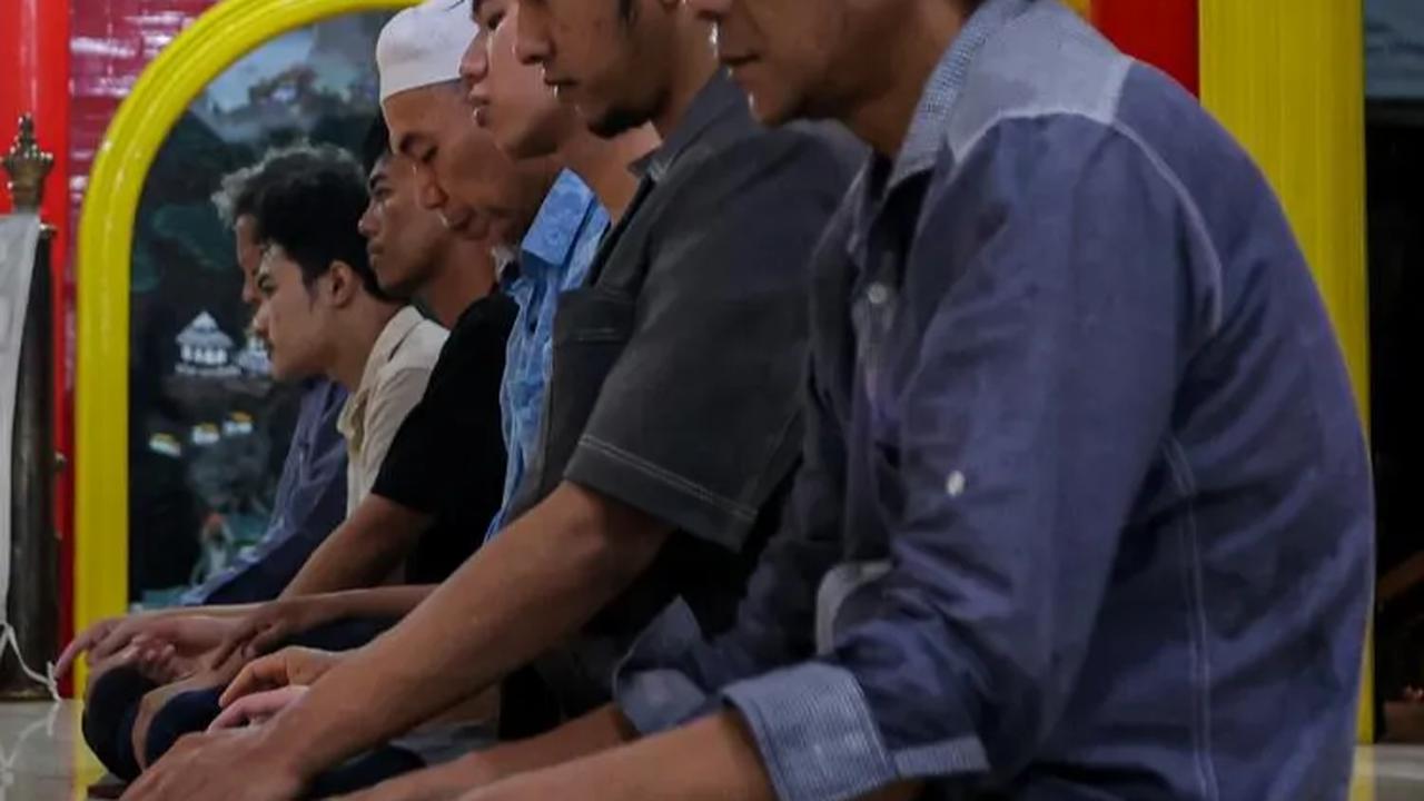 Para jemaah yang solat di masjid ini juga terlihat khusyuk.