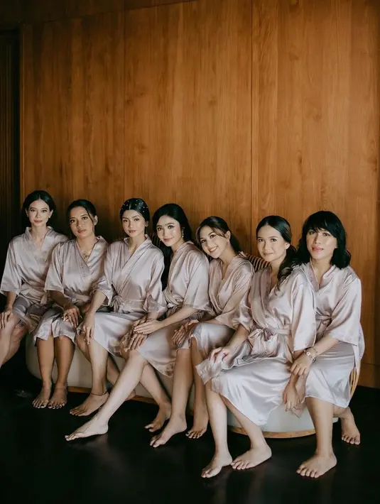 Jangan lupa untuk tampil twinning dengan robe bareng bridesmaid kamu ya. [Foto: Instagram @febbyrastanty]