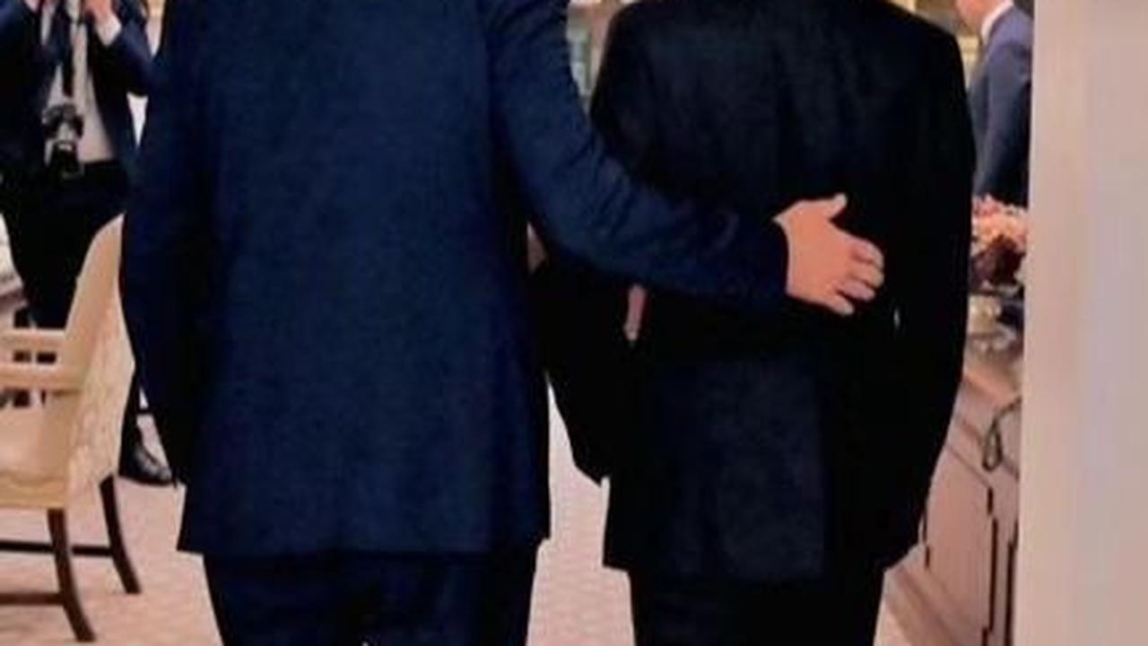 Joe Biden terlihat merangkul Jokowi ketika menuju ruang kerjanya.