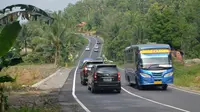 Kendaraan di jalur selatan Jawa Tengah (JLS) di Sengkala, Perbatasan Banyumas-Cilacap cenderung lengang pada masa arus balik 2017 ini, Sabtu (1/7/2017). (Liputan6.com/Muhamad Ridlo)