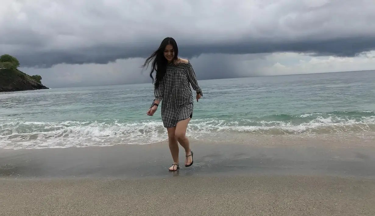 Liburan di pantai sepertinya menjadi tempat favorite Gracia. Kalai ini ia mengenakan off shoulder dress yang bermotif kotak-kotak. Lagi-lagi, sandal jepitnya kembali menemani dan membuatnya tampak santai. (Instagram/graciaz14)