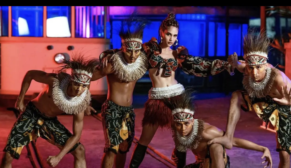 Tak ketinggalan, ia juga mengenakan baju bergaya etnik dengan sentuhan kain tenun tradisional rancangan Jacob Wil.