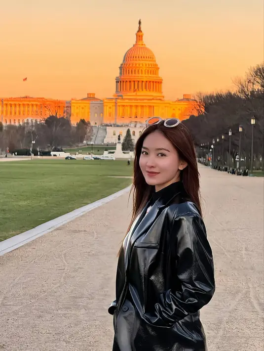 Selama jalani liburan, Natasha WIlona juga melalui hari lahirnya yang jatuh pada tanggal 15 Desember. Saat ini mantan kekasih kekasih dari Stefan William ini pun telah genap berusia 25 tahun. Sudah semakin dewasa, sosok Wilo yang dikenal di dunia hiburan sejak remaja ini sudah semakin populer. (Liputan6.com/IG/@natashawilona12)