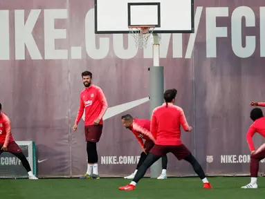 Penyerang Barcelona, Lionel Messi berlatih bersama rekan-rekan setimnya jelang menghadapi Manchester United (MU) pada leg kedua babak perempat final Liga Champions 2018/19 di Sant Joan Despi, 15 April 2019. Barcelona akan menjamu MU di Camp Nou. (REUTERS/Albert Gea)