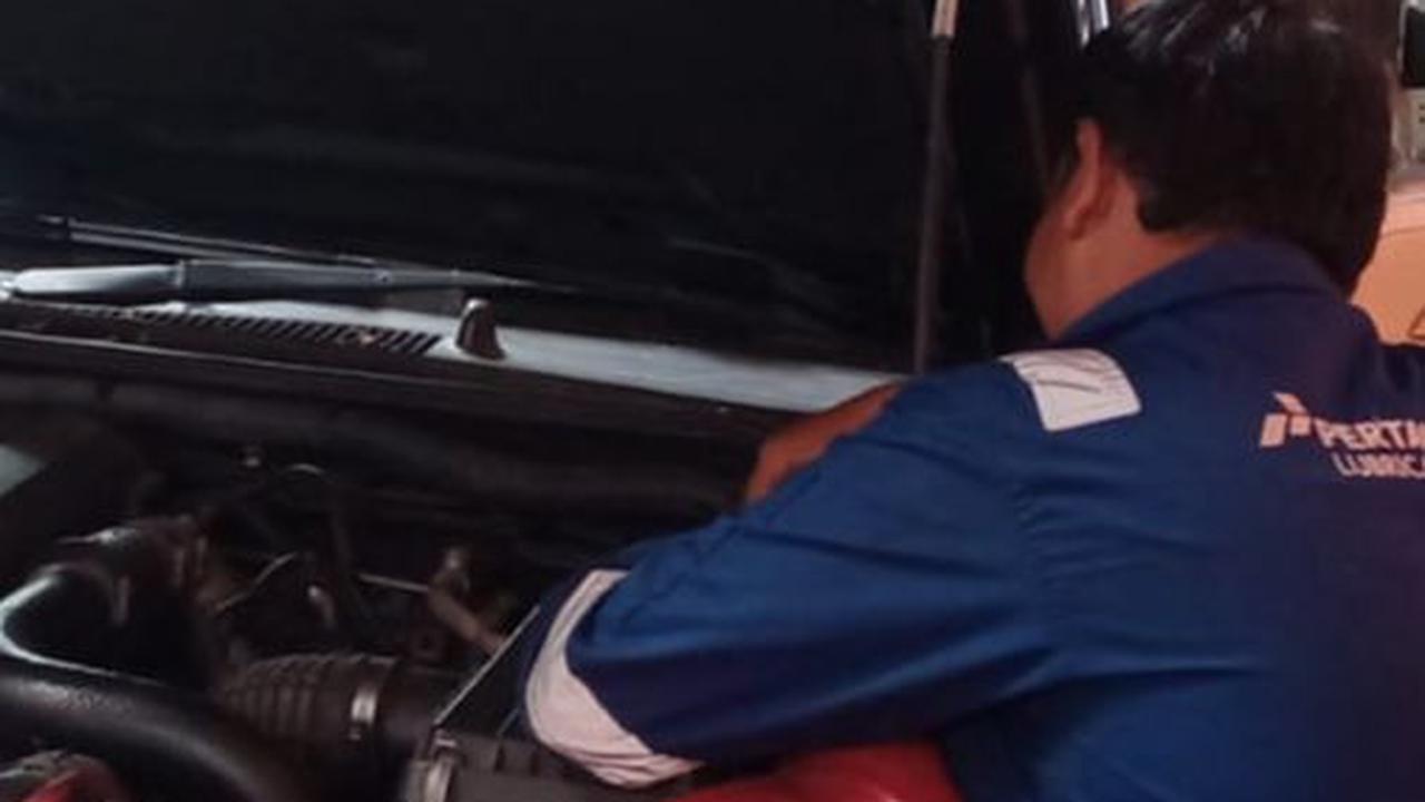 Mobil Pelat Merah Berasap Tebal Bikin Jengkel Warga di Mampang Ternyata Milik Disnaker Jakpus