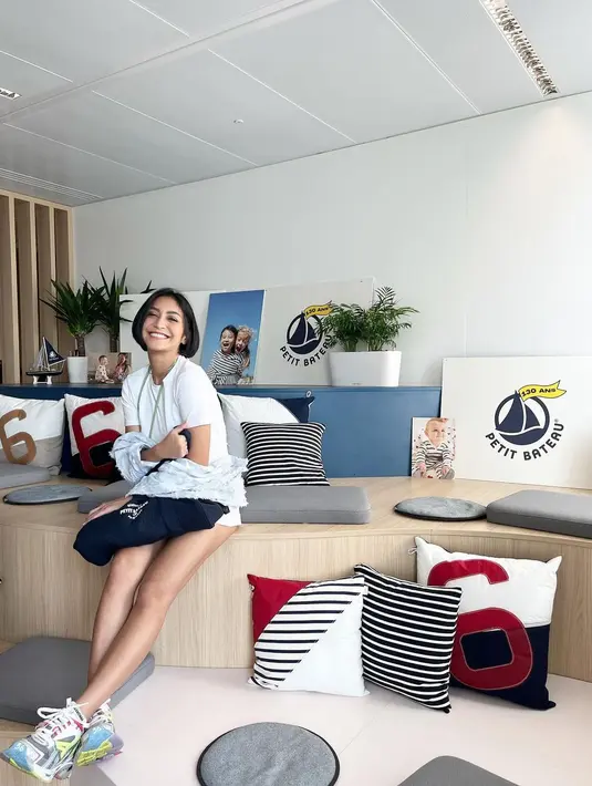 Caca yang kala itu tampil mengenakan t-shirt dan celana pendek berwarna senada serta sepatu kets  itu terlihat begitu langsing.