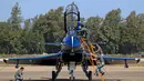 Pilot dari tim The August 1st akan bersiap menaiki pesawat jet untuk melakukan aksi di pangkalan militer Thailand, (24/11).  Militer Thailand dan Cina mengadakan pertunjukan udara bersama untuk meningkatkan kerjasama militer. (REUTERS/Athit Perawongmetha)