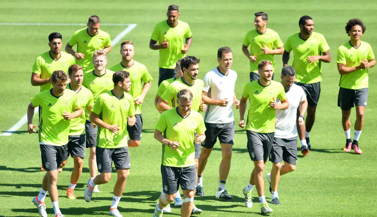 Para pemain Jerman melakukan pemanasan saat mengikuti latihan jelang laga melawan Prancis pada semi-final piala Eropa 2016 di Evian, Prancis, (5/7/2016). (EPA/Arne Dedert)
