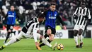 Gelandang Inter Milan, Matias Vecino berebut bola dengan bek Juventus, Mehdi Benatia pada laga lanjutan Serie A di Stadion Allianz, Sabtu (9/12). Inter Milan memaksa Juventus bermain imbang dengan skor 0-0. (MIGUEL MEDINA / AFP)