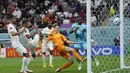 <p>Pemain Belanda, Frankie de Jong mencetak gol kedua timnya ke gawang Qatar saat matchday ketiga Grup A Piala Dunia 2022 yang berlangsung di Stadion Al Bayt, Selasa (29/11/2022). (AP/Darko Bandic)</p>