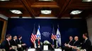 Suasana saat pertemuan Presiden AS Donald Trump dan Perdana Menteri Israel Benjamin Netanyahu di sela Forum Ekonomi Dunia, Davos (25/1). (AP Photo / Evan Vucci)