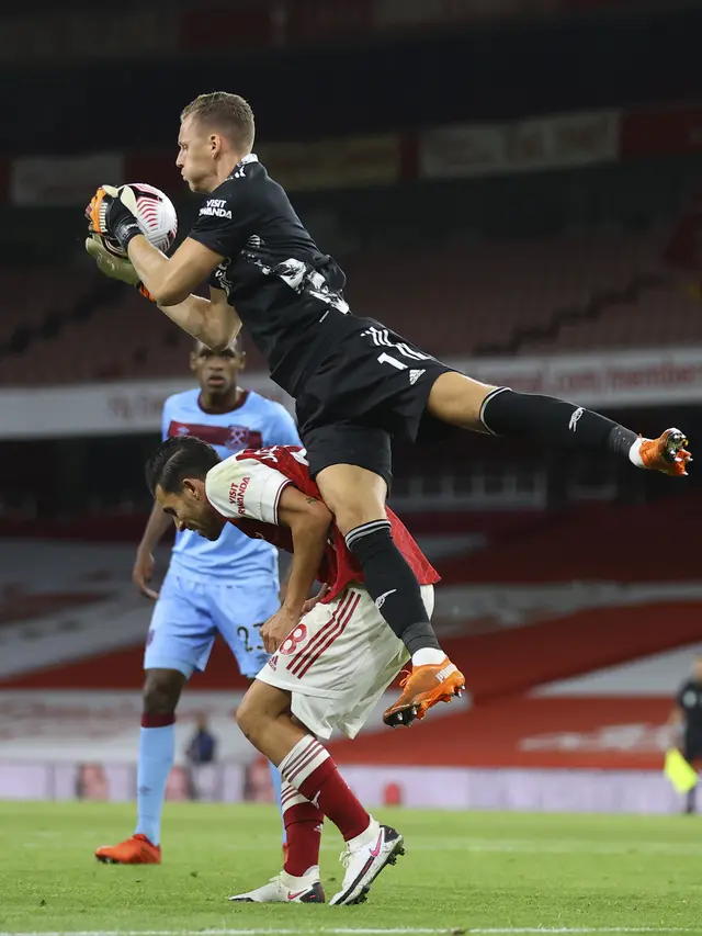 Gol Eddie Nketiah Antar Arsenal Bungkam West Ham 2-1