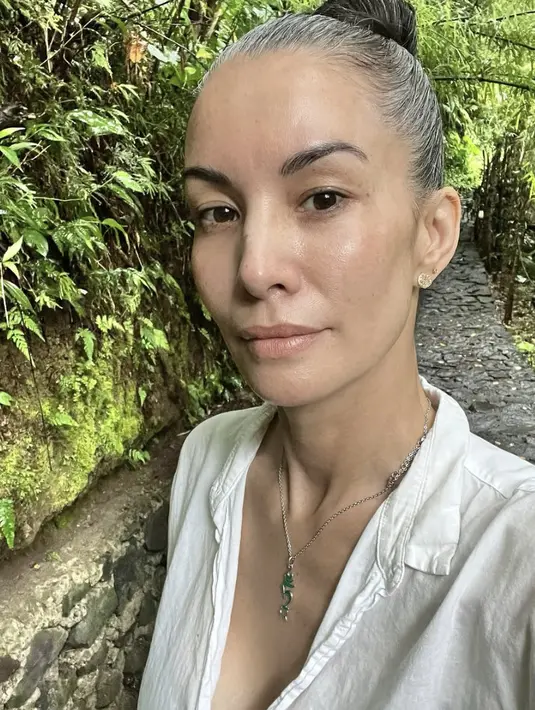 Ia menata rambutnya dengan sederhana, namun berhasil menampilkan fitur wajahnya yang menawan. [Foto: Instagram/ Nadya Hutagalung]