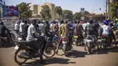 Orang-orang bersorak mendukung tentara kudeta di dekat stasiun televisi nasional di Ouagadougou, Senin (24/1/2022). Diketahui, situasi keamanan di Burkina Faso dalam beberapa bulan ini tengah panas akibat seringnya pembunuhan terhadap warga sipil dan tentara oleh militan. (AP/Sophie Garcia)