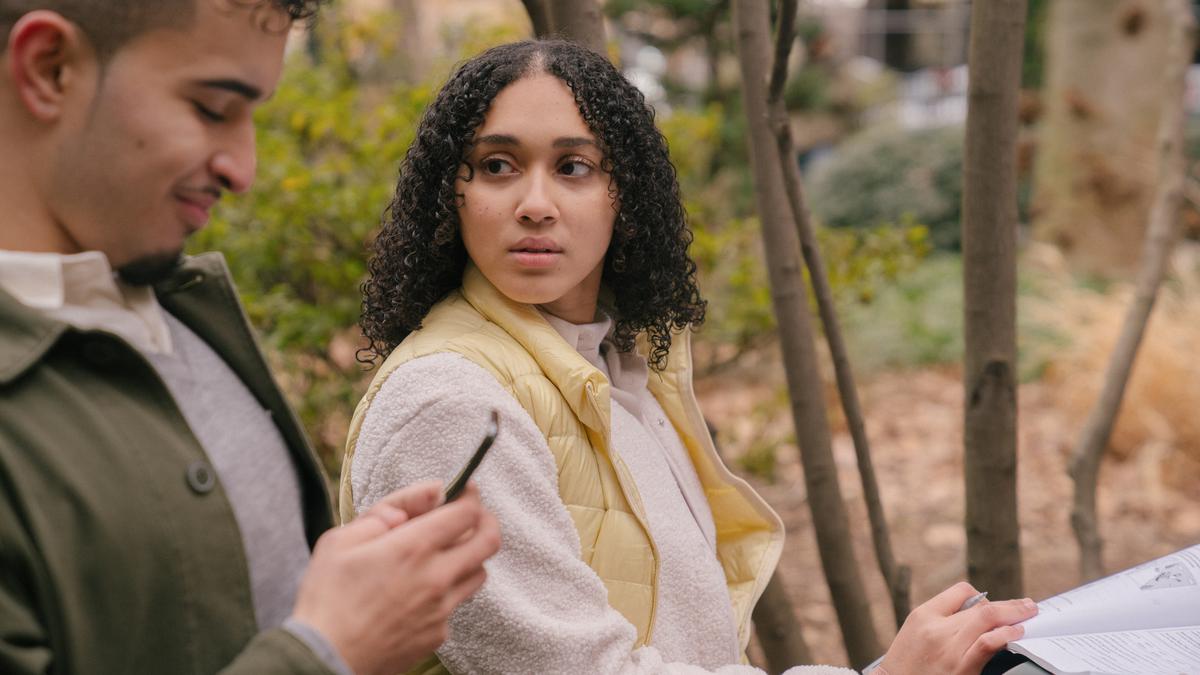 5 Zodiak yang Paling Cenderung Cemburuan dan Penyebab Emosinya Mudah Terpicu