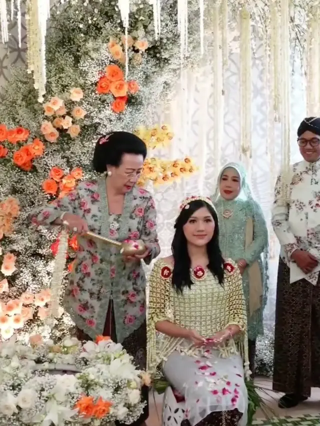 GKR Hemas melakukan siraman untuk Erina Gudono di Yogyakarta, Jumat, 9 Desember 2022. (Foto: Dok. Instagram @gkr_hemas)