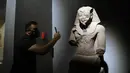 Seorang pengunjung memotret di Museum Kafr El-Sheikh di Kafr El-Sheikh, Mesir, pada 2 November 2020. Museum Kafr El-Sheikh yang dibuka untuk pengunjung pada Senin (2/11) ini terdiri dari tiga ruang pameran utama, yang menampilkan sejarah regional dan banyak artefak. (Xinhua/Ahmed Gomaa)