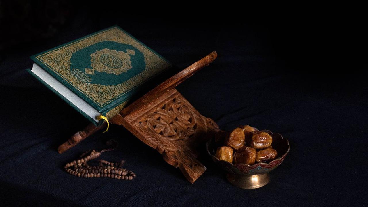 Banyak yang bertanya-tanya apakah puasa qadha bisa dilakukan pada hari Senin, yang notabene merupakan hari untuk menjalankan puasa sunah Senin-Kamis.