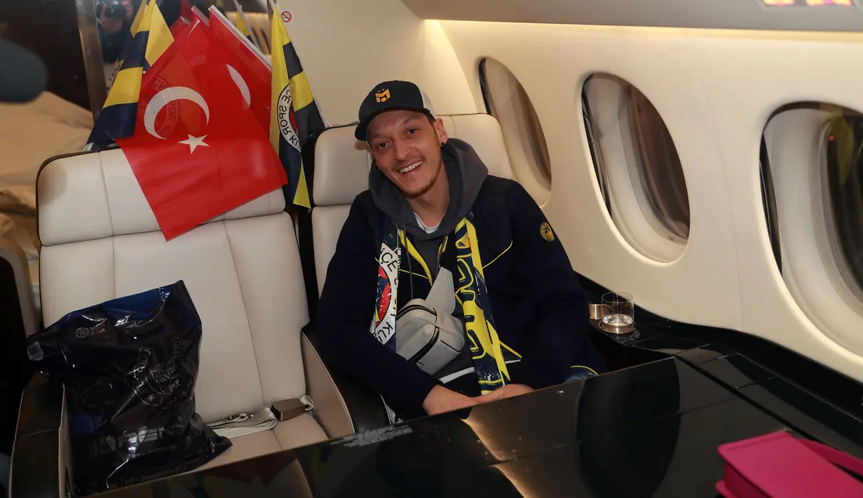 Gelandang Jerman, Mesut Ozil berpose di dalam jet pribadi setibanya di Bandara Ataturk di Istanbul (18/1/2021). Ozil diketahui menuntaskan kontraknya di Arsenal yang masih tersisa sampai musim panas alias pada bulan Juni mendatang. (AFP/Fenerbahce.Org)