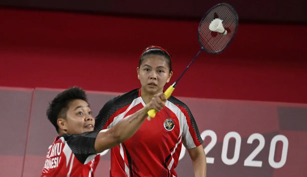 Dengan kemenangan ini, Greysia Polii/Apriyani Rahayu sementara memimpin di Grup A. Skor head to head pun berubah. Kini mereka memimpin 3-2 atas pasangan Malaysia. (Foto: AFP/Alexander Nemenov)