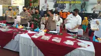 Kepala Kepolisian Daerah Sumatera Utara (Kapolda Sumut) Irjen Panca Putra Simanjuntak memaparkan kasus perampokan bersenjata api (bersenpi) di Mapolda Sumut