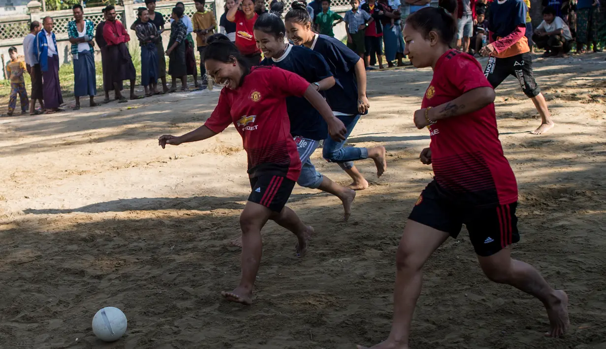 Sejumlah wanita bermain sepak bola untuk memperingati Hari Kemerdekaan ke-71 Myanmar di pinggiran Yangon( 4/1). Negara ini merayakan peringatan ke-71 deklarasi kemerdekaannya dari pemerintahan kolonial Inggris. (AFP Photo/Ye Aung Thu)