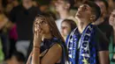 <p>Suporter Manchester City dan Inter Milan tampak antusias menyaksikan jalannya pertandingan. Namun, ekspresi berbeda ditampilkan kedua suporter saat pemain Manchester City Rodri mencetak gol ke gawang Inter Milan di menit ke-68. (Claudio Furlan/LaPresse via AP)</p>