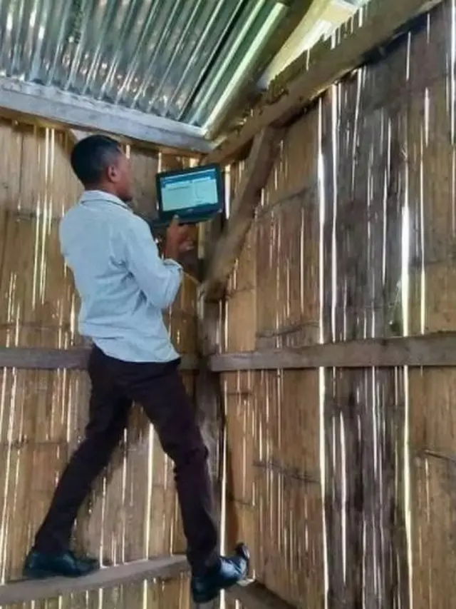 Kisah Seorang Guru di NTT yang Berjuang Hingga Panggul Muridnya untuk Dapatkan Sinyal Demi Laksanakan ANBK