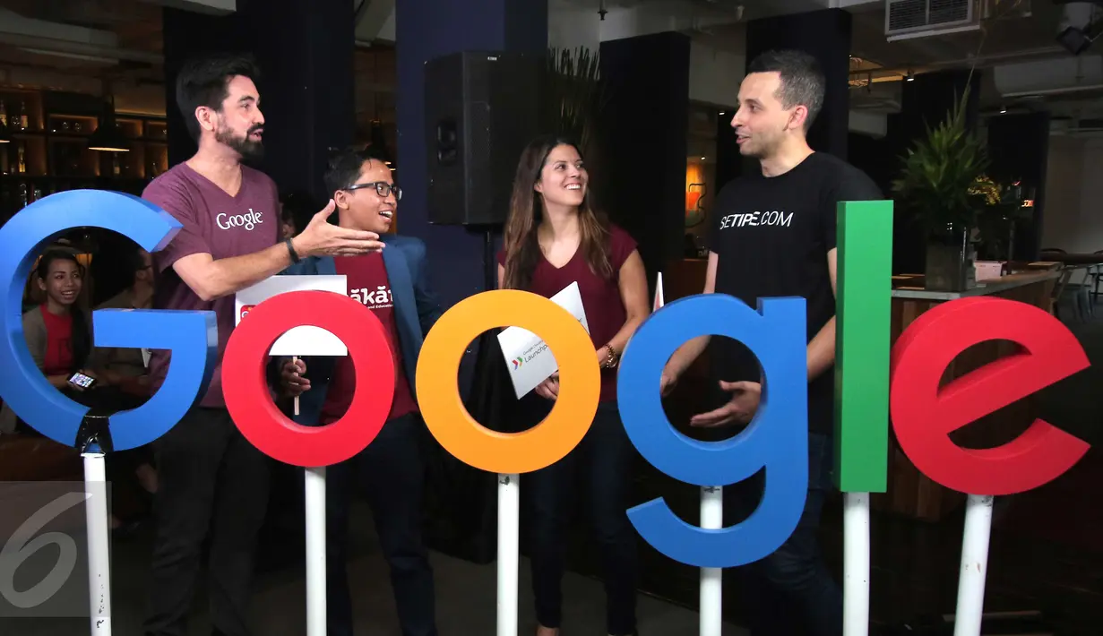 Head of Corporate Communication Google Indonesia, Jason Tedjasukmana (kiri) berbincang dengan Startup pertama di Jakarta, Kamis (3/3/2016). Google berkomitmen untuk melatih 100.000 pengembang di Indonesia hingga 2020. (Liputan6.com/Angga Yuniar)