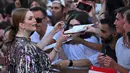 Aktris Amerika Serikat sekaligus Presiden Juri Venice Film Festival 2022 Julianne Moore tiba untuk upacara pembukaan dan pemutaran film "White Noise" di Venesia, Italia, Rabu (31/8/2022).  Bintang itu melengkapi penampilannya yang memukau dengan pilihan perhiasan perak berornamen termasuk anting-anting yang menjuntai dan serangkaian cincin chunky. (Tiziana FABI/AFP)