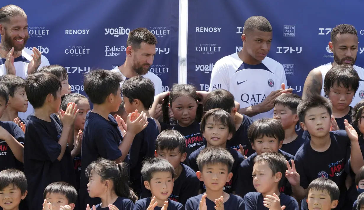 Pemain Paris Saint-Germain (PSG), Sergio Ramos, Lionel Messi, Kylian Mbappe, Neymar foto bersama pesepak bola cilik saat memberikan pelatihan di Jepang. (AP/Eugene Hoshiko)