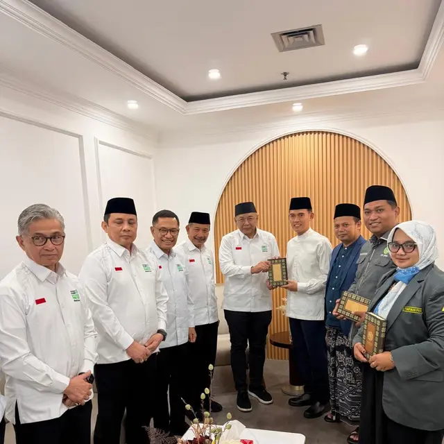 Ketua Dewan Pembina YMSM, Badrodin Haiti (kelima dari kiri) menyerahkan simbolis 1.000 mushaf Alquran kepada Ketua Umum PB Nahdlatul Ulama, Prof. KH Yahya Cholil Staquf (kelima dari kanan) di Gedung PBNU, Jakarta Pusat. (Dok Sinar Mas)